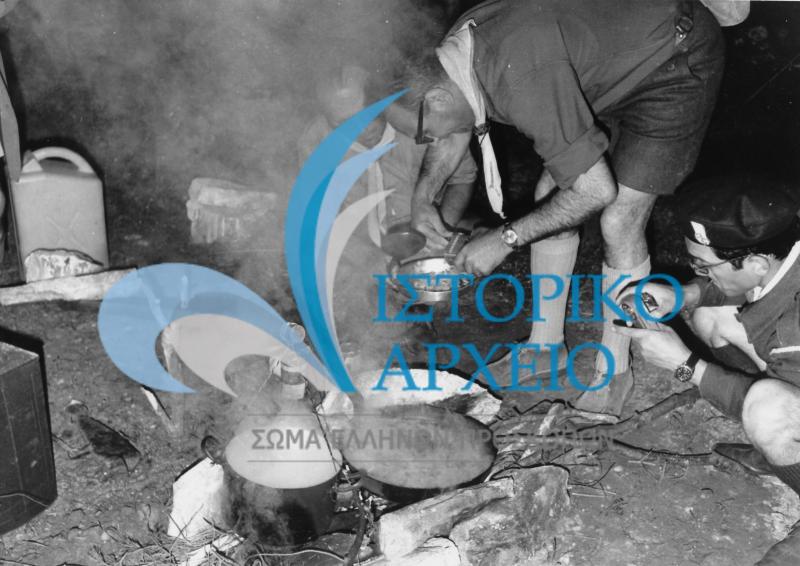 Βαθμοφόροι προετοιμάσου σε εκδρομή κατασκηνωτικής Διακριτικού Δάσους στο ΠΥΒΑ το 1970.