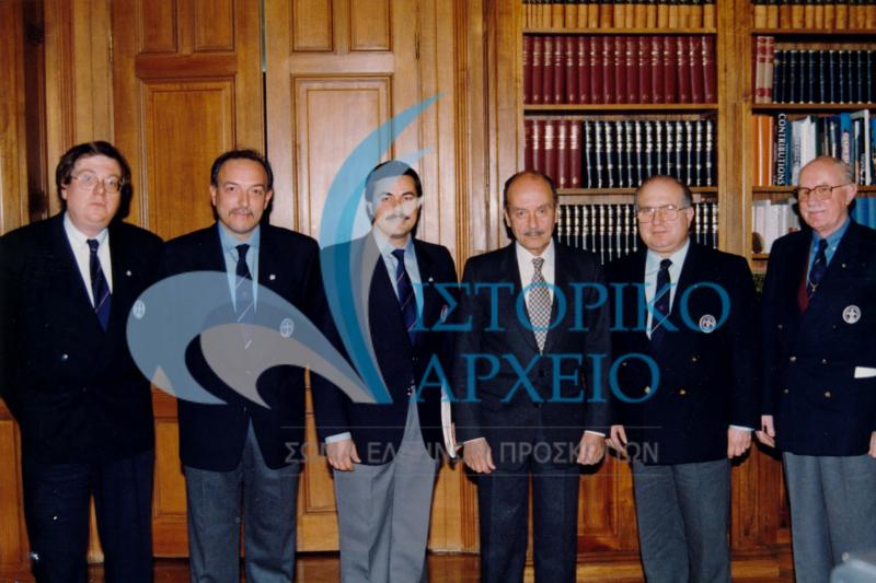Ο Πρόεδρος της Δημοκρατίας Κων. Στεφανόπουλος με το Διοικητικό Συμβούλιο του ΣΕΠ το 1996. Διακρίνεται: Πρόεδρος Ι. Τζεν, ΓΕ Χρ. Λυγερός, Α. Τσίλιας, Αν. Αρνιακός και Α. Σάγος