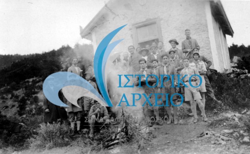 Πρόσκοποι της Αθήνας σε εκδρομή σε καταφύγιο της Πάρνηθας το 1932.