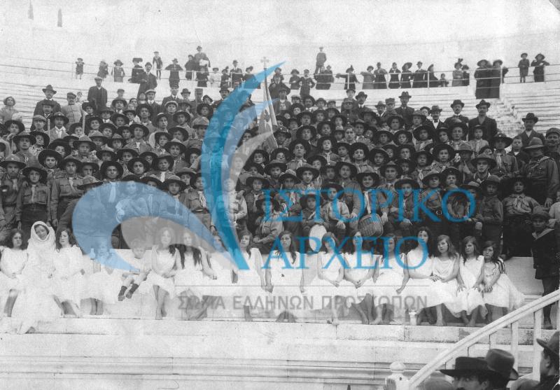 Πρόσκοποι μαζί με κορίτσια του Λυκείου Κωνσταντινίδη μετά την επίδειξη στο Παναθηναϊκό Στάδιο  το 1914.