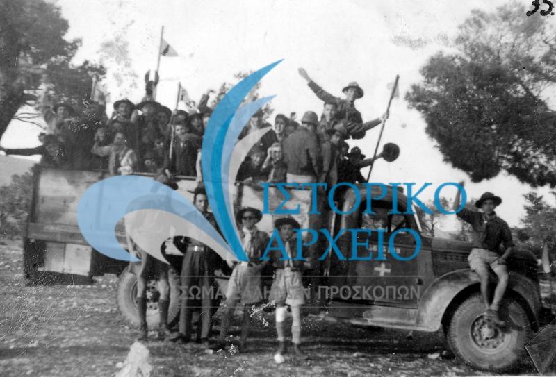 Η 6η Ομάδα Αθηνών σε στρατιωτικό φορτηγό για την εκδρομή τους στο Μεγάλο Πεύκο Αττικής το 1946.