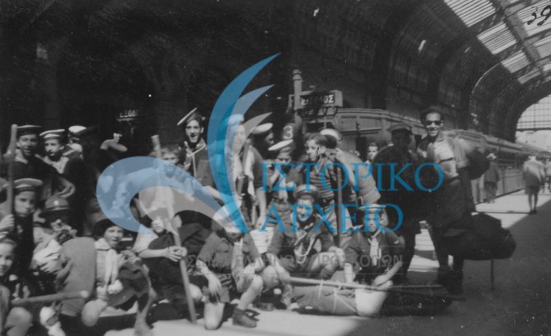 η 6η Ομάδα Αθηνών στον Σταθμό του Ηλεκτρικού Σιδηροδρόμου στον Πειραιά κατά την μεταφορά τους για την εκδρομή στην Αίγινα το 1946.