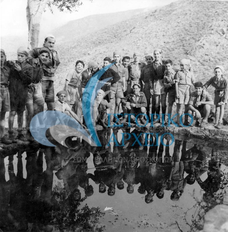 Η 6η Ομάδα Αθηνών ποζάρει σε μια στέρνα από νερά της βροχής μετά την δεντροφύτευση της Καισαριανής το 1946.