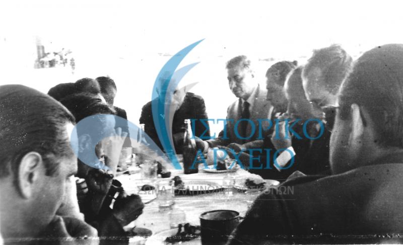 Ο Αντώνης Μπενάκης σε γεύμα με βαθμοφόρους της Χαλκίδας.