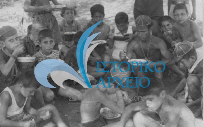 η 23η Αγέλη Αρμενίων σε ώρα φαγητού κατά την κατασκήνωσή τους στην Γλυφάδα το 1945.