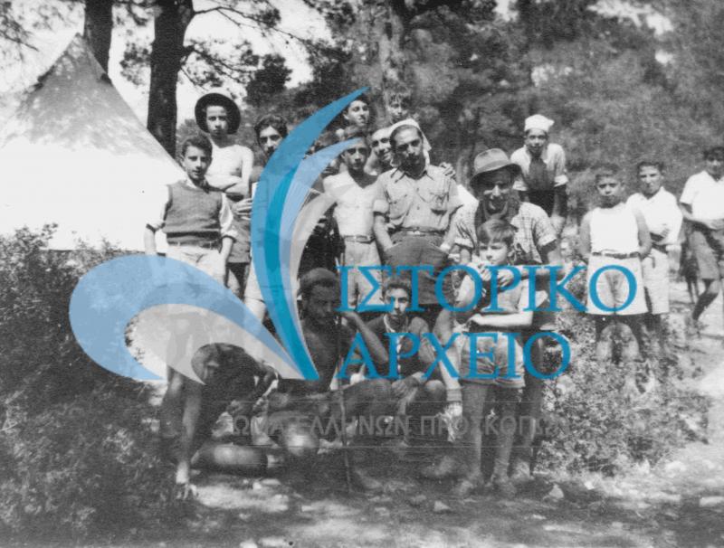 Πρόσκοποι σε εκδρομή στη Πεντέλη 1944.