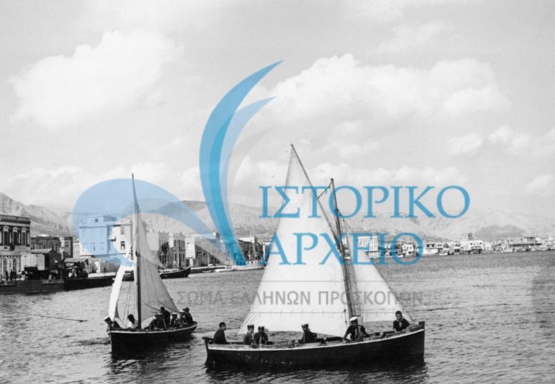 Ναυτοπρόσκοποι μέσα σε λέμβους για προπαίδευση ανοικτά του λιμένα της Χϊου.