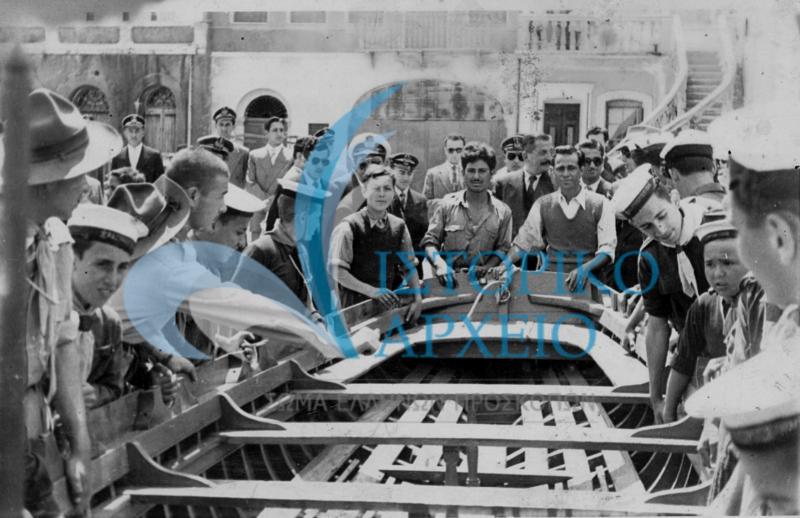 Στιγμιότυπο από τα εγκαίνια νέας ναυτοπροσκοπικής λέμβου στο Βροντάδο της Χίου.