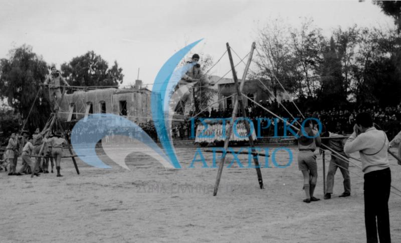 Προσκοπική επίδειξη διέλευσης αυτοσχέδιας γέφυρας από τους προσκόπους της Χίου κατά τις εορταστικές εκδηλώσεις απελευθέρωσης της νήσου.