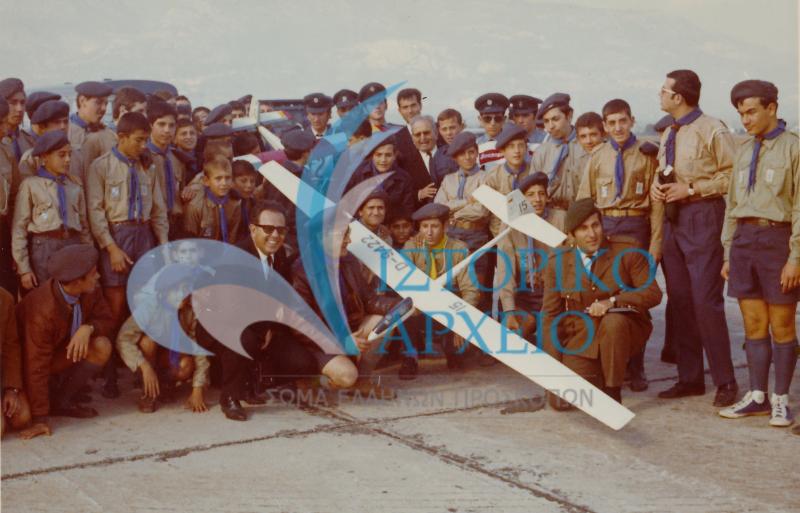 Αεροπρόσκοποι με το μοντέλο αεροπλάνου που συμμετείχε σε αγώνες μοντελισμού το 1966.