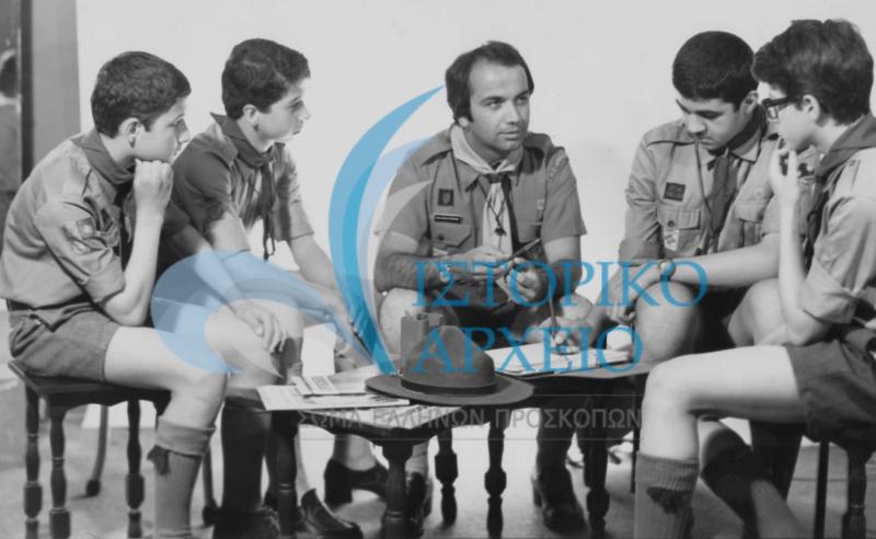 Συμβούλιο Τιμής. Φωτογραφία του Παναγιώτη Κανελλόπουλου με τους Προσκόπους Σύρου σε διαγωνισμό του 