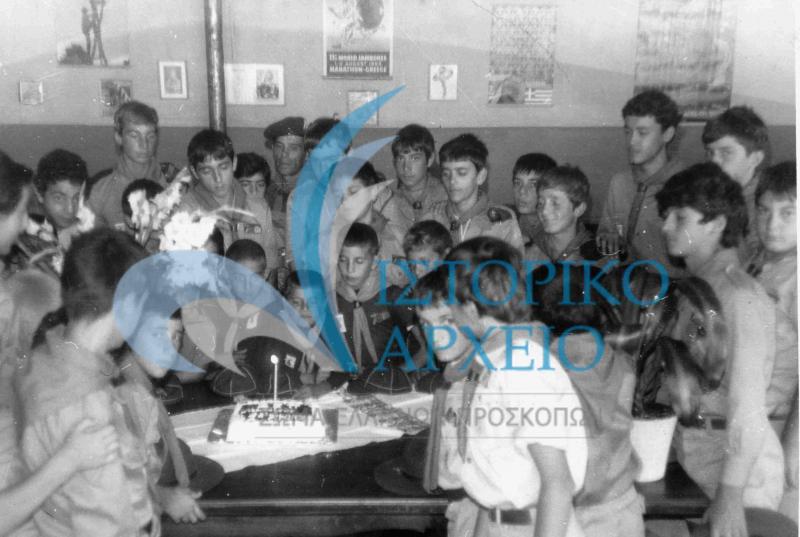 Οι Πρόσκοποι στη Νεάπολη Λασιθίου γιορτάζουν με μια τούρτα τον έναν χρόνο από την επανίδρυση του συστηματός τους το 1981.