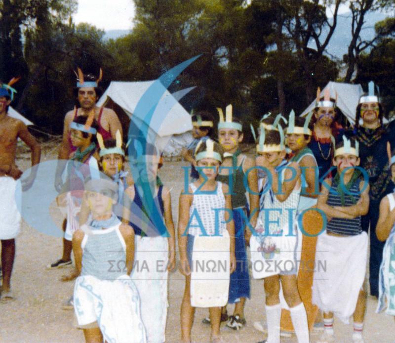 Λυκόπουλα σε παιχνίδι με ινδιάνους στην κατασκήνωση της ΤΕ Δάφνης στο ΠΥΒΑ το 1978. Διακρίνονται οι : Στ. Στεφανίδου, Δ. Χριστοφορίδης, Λ. Μαντζαβίνου
