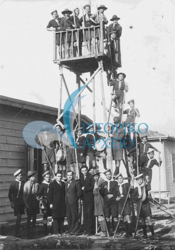 Φωτογραφία του διάσημου τούρκου φωτογράφου Αλή Σαμή Βέη με τους προσκόπους της Κορίνθου πάνω σε παρατηρητήριο περίπου το 1933.