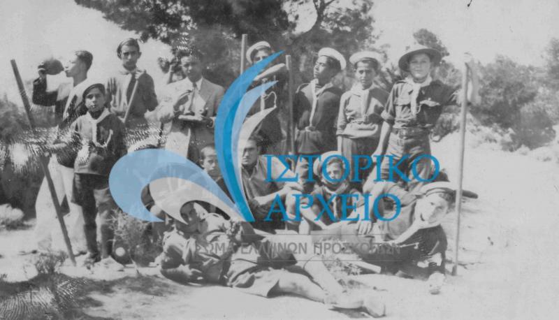 Πρόσκοποι της Κορίνθου σε εκδρομή στον Αγ. Ιωάννη Καλαμακίου το 1934.