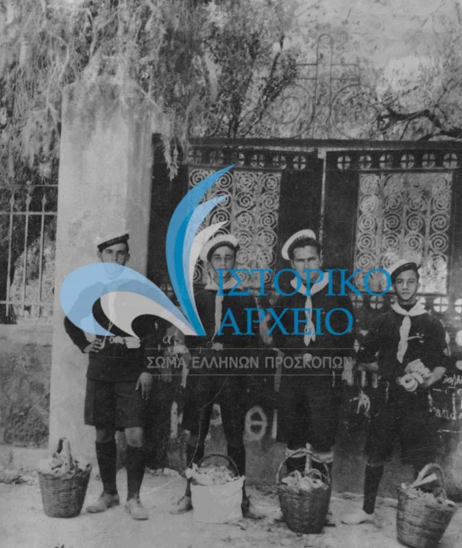 Η 2η Ομάδα Κορίνθου μετά την συγκέντρωση προσφορών για τους τρόφιμους των Φυλακών Κορίνθου το Πάσχα του 1936.