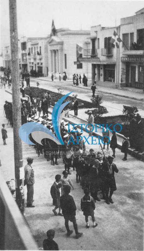 Οι πρόσκοποι της Κορίνθου σε παρέλαση στο κέντρο της πόλης την 25η Μαρτίου 1936.