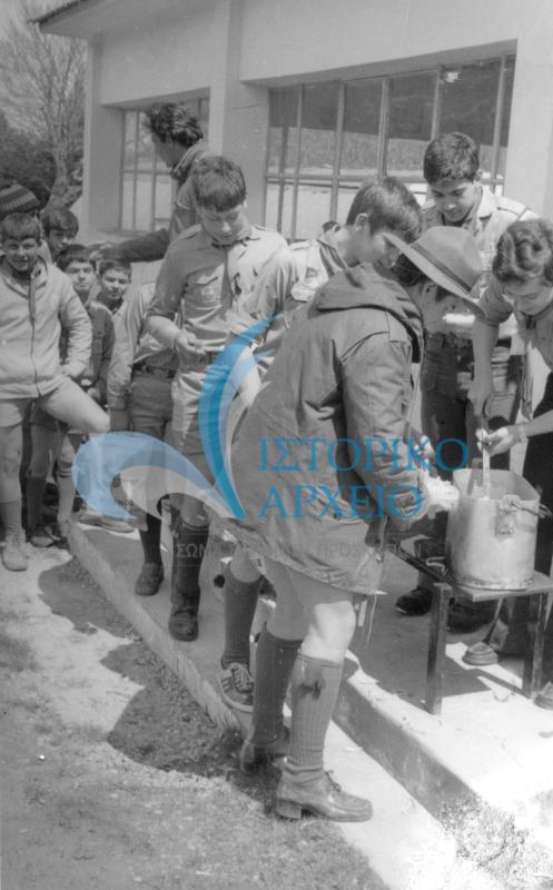Η ώρα του φαγητού σε εκπαιδευτική εκδρομή ενωμοταρχών στο Κατασκηνωτικό Κέντρο στις Καστανιές Βερμίου το 1977.