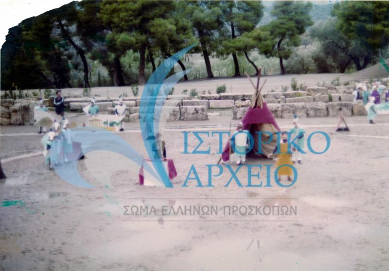 Η 40η Αγέλη Λυκοπούλων Λυκαβηττού σε παιχνίδι - δρώμενο στο Θέατρο της Επιδαύρου κατά την ολοκλήρωση της κατασκήνωσης το 1975.