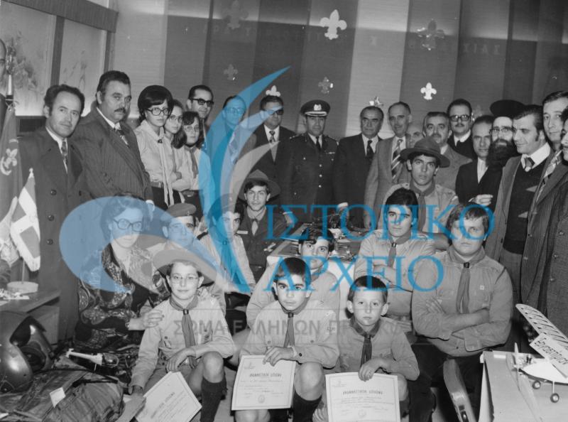 Από την βράβευση των νικητών της έκθεσης προσκοπικής τεχνικής και αερομοντελισμού στις Σέρρες το 1975.