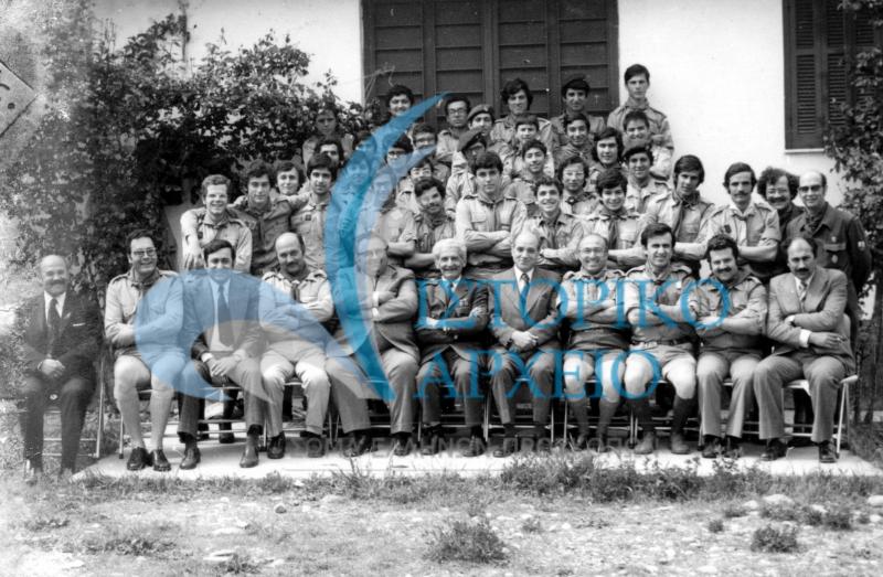 Οι βαθμοφόροι της ΠΕ Ημαθίας σε αναμνηστική φωτογραφίας με τον ΠΕ Χ. Σαββατόπουλο και τους ΤΕ Αλεξάδρειας, Βέροιας & Ναούσης κατά την 2η Συνάντηση το 1975.