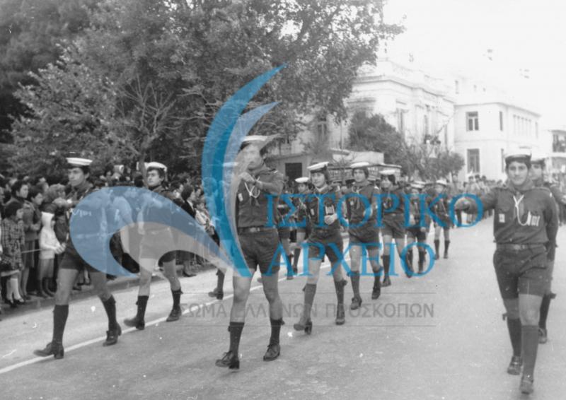 Οι Πρόσκοποι της Θερμής σε παρέλαση για την Απελευθέρωση της Λέσβου το 1978 στο κέντρο της Μυτιλήνης, Στο βάθος διακρίνεται το Δημαρχείο της πόλης.