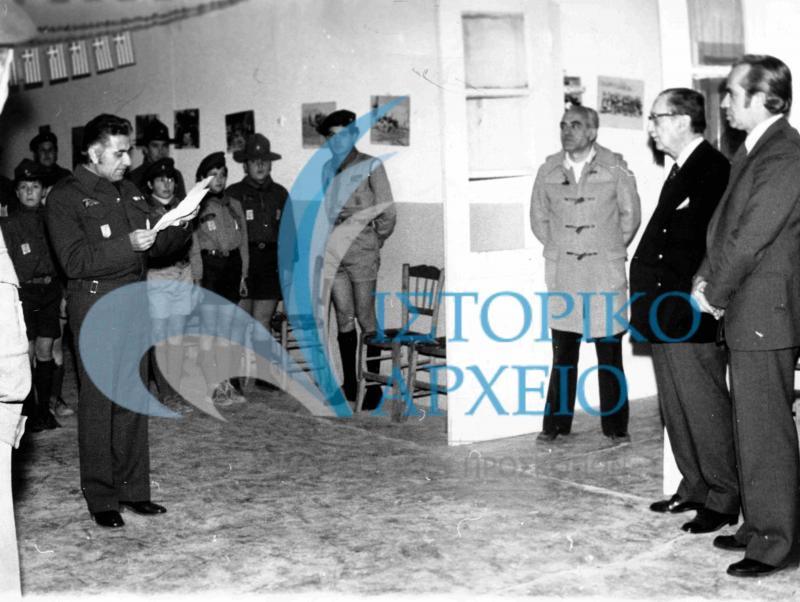 Ο Υπουργός Εθνικής Άμυνας Ευάγγελος Αβέρωφ - Τοσίτσα σε επίσκεψη στο Προσκοπείο Ιωαννίνων το 1980. Αριστερά διακρίνεται ο ΠΕ Ιωαννίνων.