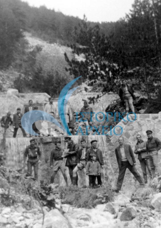 Πρόσκοποι της Κοζάνης ενημερώνουν εκδρομείς στο δασικό σύμπλεγμα Πιέριων για την ωφελιμότητα του δάσους το 1962.