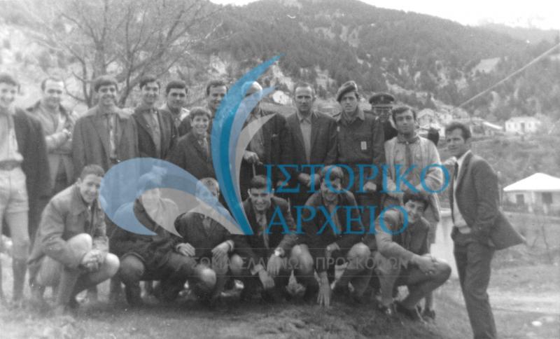 Πρόσκοποι της Κοζάνης με δασικούς υπαλλήλους μετά από δράση ενημέρωσης για την προστασία του περιβάλλοντος στην περιοχή των Πιέριων το 1962.