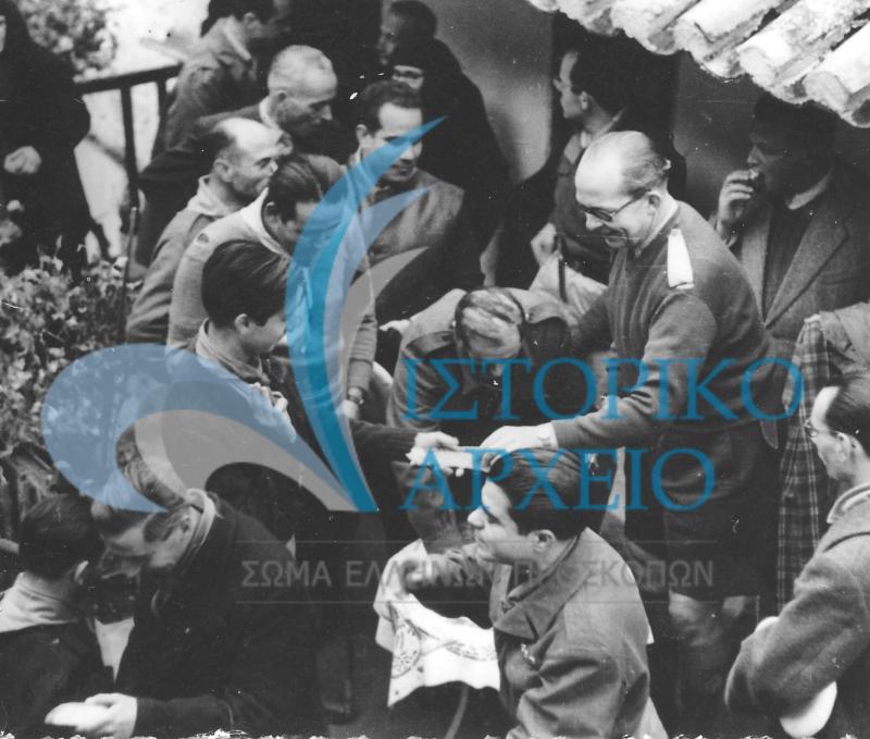 Ο Διάδοχος Παύλος στην 1η Σχολή Βασικής Εκπαίδευσης Βαθμοφόρων στην Πάρνηθα το 1947. Στη φωτογραφία στιγμιότυπο μετά από Λειτουργεία στην Μονή Κλειστών.