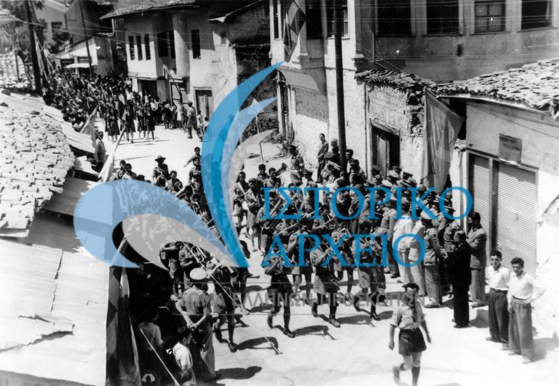 Η προσκοπική μπάντα της Βέροιας με επικεφαλής τον Αναστάσιο Φελόπουλο επί της Κεντρικής οδού της πόλης την 25η Μαρτίου 1937.