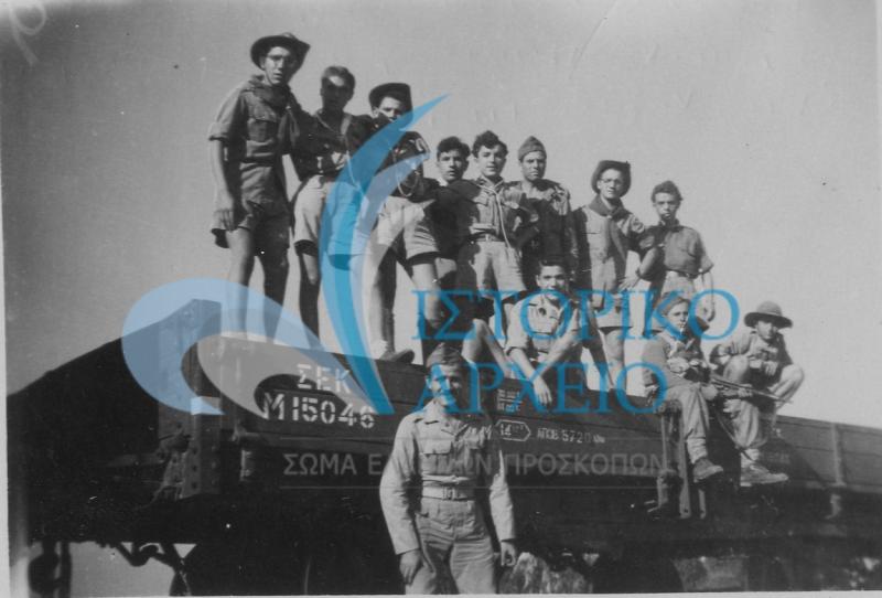 Πρόσκοποι από την Βέροια στον Σιδηροδρομικό Σταθμό της Αλεξάνδρειας Ημαθίας (τότε Γιδάς) σε εκδρομή το 1948.