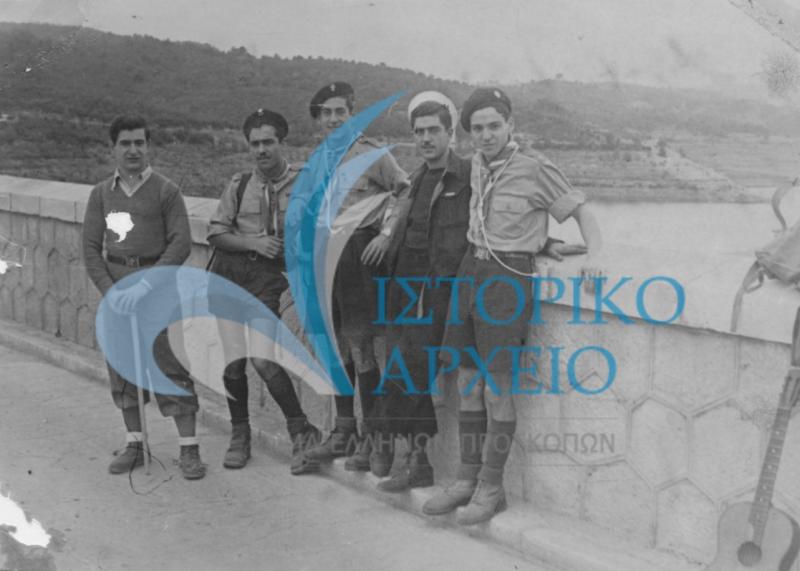 Οι Ακρίτες της 9ης Αθηνών σε εκδρομή στο Φράγμα Μαραθώνα το 1945. 