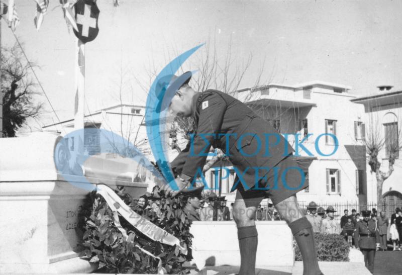 Κατάθεση Στεφάνου στο Μνημείο του Δασκάλου, από την Τοπική Εφορεία Ρόδου με την ευκαιρία της ημέρα Ενσωμάτωσης της Δωδεκανήσου το 1965.