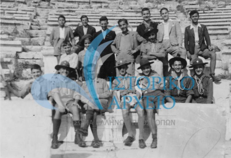 Η 11η Ομάδα Αθηνών μετά την επανασυστασή της σε εκδρομή στο Θέατρο του Διονύσου το 1945.