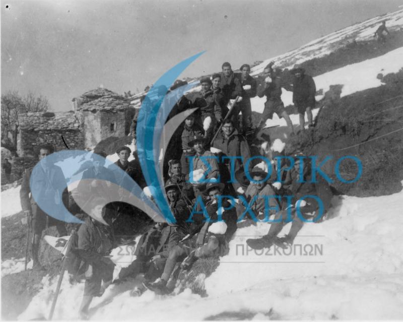 Η 11η Ομάδα Αθηνών σε εκδρομή στην χιονισμένη Καισαριανή το 1946.
