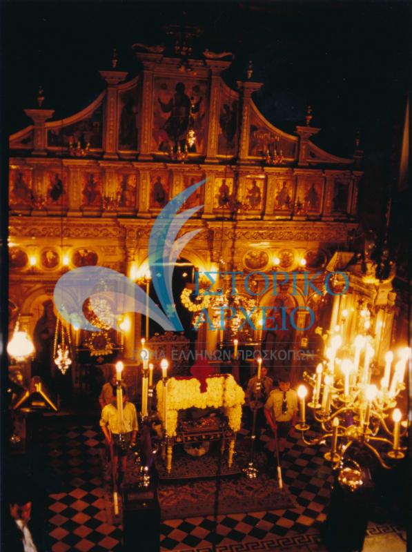 Πρόσκοποι στέκουν τιμητικά δίπλα στον Επιτάφιο την Μεγάλη Παρασκευή στην Κέρκυρα το 1996.