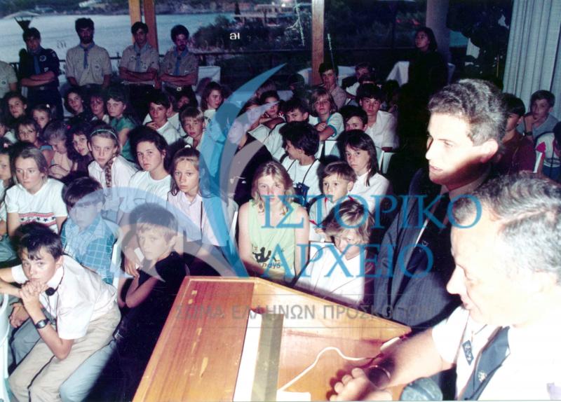 Στιγμιότυπο από την υποδοχή των παιδιών από το Τσερνόμπιλ της Ουκρανίας που φιλοξενήθηκαν από το ΣΕΠ στο Σούνιο το 1990.