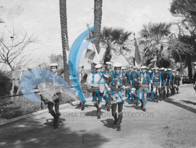 Το 1ο Σύστημα Ελλήνων Προσκόπων Λιβάνου με την μπάντα του σε παρέλαση στο Αμερικανικό Πανεπιστήμιο Βηρυτού την Πρωτομαγιά του 1968.