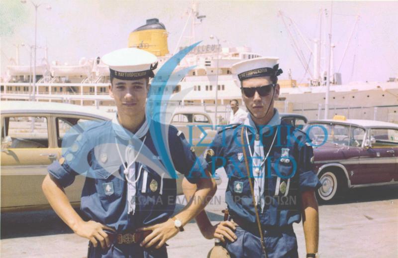 Οι Κ. Παπαϊωάννου & Α. Λαζαρίδης από την Ελληνική Ομάδα Βηρυτού κατά την άφιξή τους στο Λιμάνι του Πειραιά προκειμένου να μεταβούν στην κατασκήνωση του 11ου Τζάμπορη Μαραθώνα το 1963.