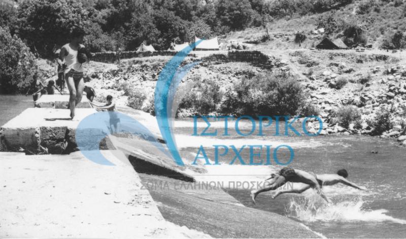 Η Ελληνική Ομάδα Βηρυτού σε κατασκήνωση δίπλα στην όχθη του ποταμού στο Damour. Διακρίνονται: Π. Αρμάος, Γ. Λάιος, Χρ. Σειμένογλου, Α. Λαζαρίδης
