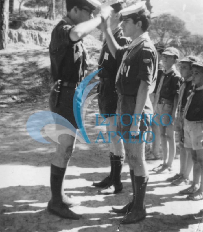 Ενωμοτάρχης χαιρετάει τον Αρχηγό και δίνει αναφορά για την δύναμη της Ελληνικής Ομάδας Βηρυτού στην κατασκήνωση στο Biet Mery το 1966.