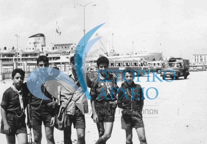 Οι Έλληνες Πρόσκοποι Βηρυτού φτάνουν στο λιμάνι του Πειραιά στην πορεία τους για τον Παρνασσό και το Τζάμπορη του 1960. Διακρίνονται από αριστερά: Τ. Ραφτόπουλος, Τ. Ανδριώτης, Λ. Κάης, Π. Αρμάος, Κ. Παπαϊωάννου