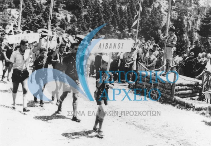 Η Ελληνική Ομάδα Λιβάνου στην παρέλαση του Τζάμπορη του Παρνασού το 1960. Στην εξέδρα χαιρετά ο Διάδοχος Κωνσταντίνος.