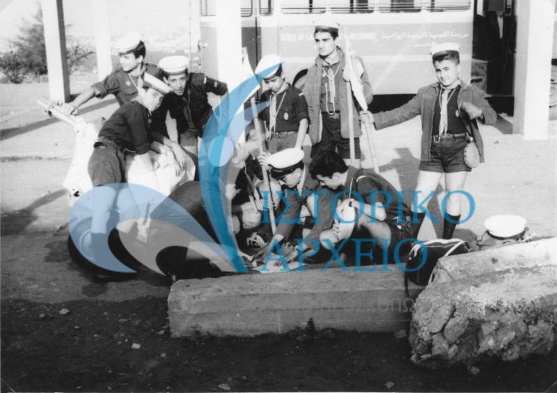 Η Ελληνική Ομάδα Λιβάνου σε ώρα δράσης στο Ελληνικό Σχολείο στην Τρίπολη της Λιβύης το 1960.