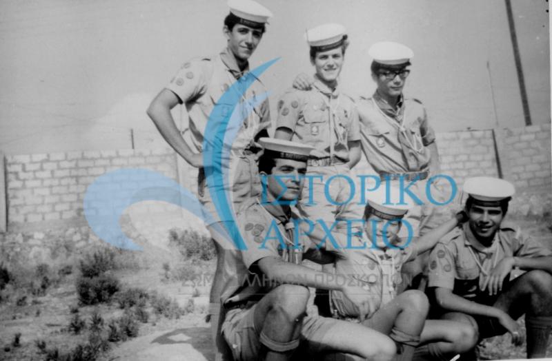 Οι συμμετέχοντες από την Ελληνική Ομάδα Λιβάνου στο Τζάμπορη του 1963. Διακρίνονται από αριστερά: Ν. Σεμένογλου, Ν. Λαζαρίδης, Κ. Παπαϊωάννου, Π. Νικολαίδης, Κ. Μπουμπούκης, Ι.Μπουμπούκης