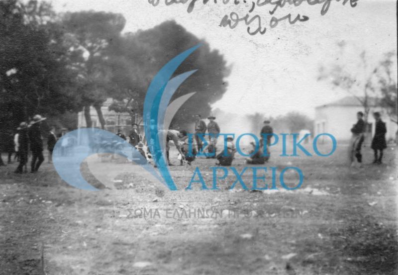 Η 15η Ομάδα Αθηνών σε παιχνίδι κυνηγητού σε εκδρομή στο Χαλάνδρι το 1922.