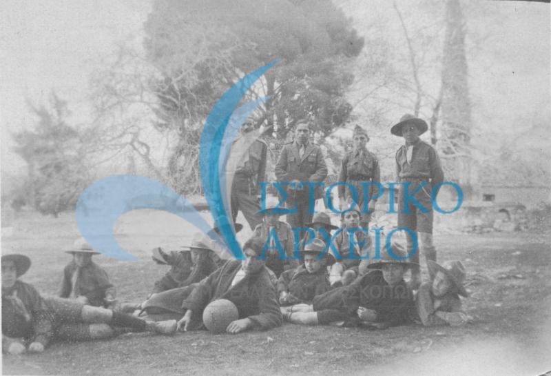 Η 15η Ομάδα σε εκδρομή στο Μέγαρο Δουκίσσης Πλακεντίας στην Πεντέλη το 1922.