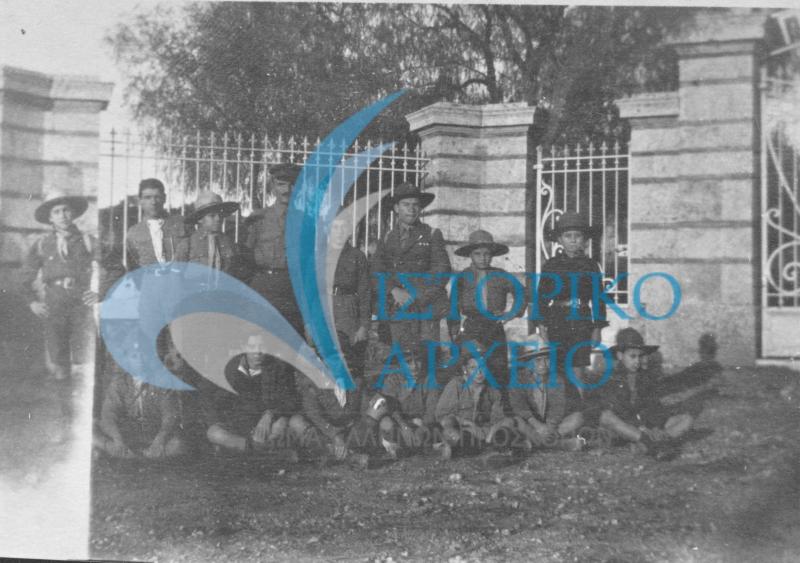 Η 15η Ομάδα έξω από την έπαυλη Βαλάτα στην Εκάλη το 1922.