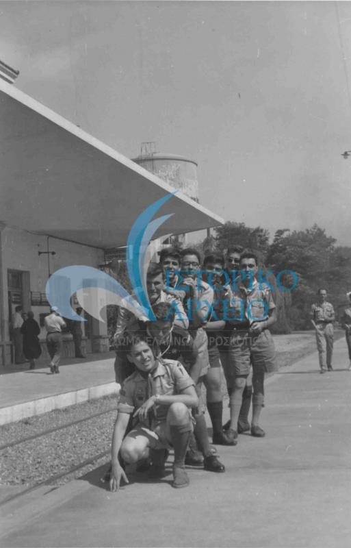 Πρόσκοποι στον μεθοριακό Σιδηροδρομικό Σταθμό της Ειδομένης σε στάση κατά την πορεία τους για την Ευρώπη το 1961.